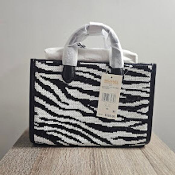 Michael Michael Kors Gigi Small East West Messenger - Blk/opticw NWT - Picture 2 of 6